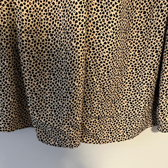 Chic Sleeveless Tan Patterned Blouse - Picture 5 of 5